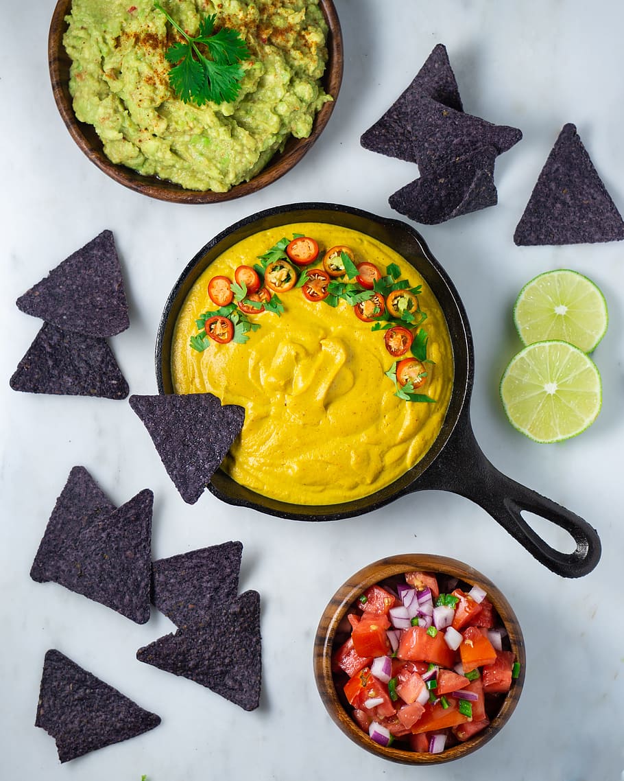 compartir és preocupar-se, pis pla, dorito, nacho, guac, guacamole, salsa, flatlay, saludable, orgànic, Lima, mexicà, menjar, famolenc, tex mex, gourmet, cultures, espècia, casolà, sopar, nachos, vegetals, vaixella, dinar, cuit, placa, carn, cuinar, bol, salsa salada, calor - temperatura, refresc, frescor, truita de la truita, primer pla, cultura mexicana, berenar, color verd, formatge, material de fusta, sopa, pebrot picant, rústic, taula, ceba, pasta, vedella, tomàquet, cap gent, menjar vegetarià, fons, alimentació saludable, alfàbrega, directament a sobre, groc, blanc, restaurant, 4K