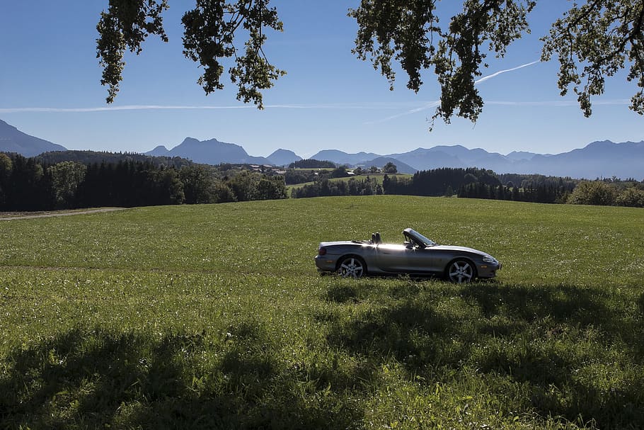 cabriolet, convertible, vehicle, automàtic, automoció, clàssic, mazda, mx 5, cotxe esportiu, alpí, panorama, arbre, bosc, prat, rural, baviera superior, ple estiu, sol, planta, manera de transport, transport, cel, herba, bellesa a la natura, cotxe, muntanya, automòbil, camp, vehicle terrestre, medi ambient, color verd, naturalesa, terra, escenics - natura, creixement, tranquil·litat, paisatge, cap gent, a l'aire lliure, 5K