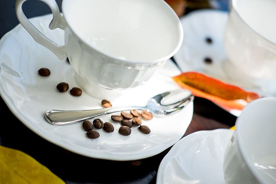 cafeteria, menjar i beguda, menjar, vaixella, primer pla, cafè - beguda, Color blanc, tassa, cafè, a l'interior, cap gent, tassa de cafè, refresc, plat, estri de cuina, cullera, gra de cafè torrat, benestar, bol, beure, cafeïna, configuració,