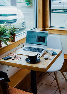 tazza, caffè, computer portatile, rosso, auricolari, tappato, Marrone, di legno, tavolo, il computer portatile, computer, bere, bevanda, topo, macbook, Tech, tecnologia, sedia, posto a sedere, spazio di lavoro, finestra, auricolare, interno, caffetteria, pianta, caffè caldo, tazza di caffè, in casa, ufficio, scrivania, attività commerciale, moderno, nessuno, legno - materiale, posto di lavoro, design, interno di casa, stanza domestica, all'interno di, Internet, schermo del computer, stili di vita, lavoro, architettura, design professionale, caffè - bevanda, creatività, attrezzatura, tastiera del computer, 2K, CC0, dominio pubblico, privo di copyright