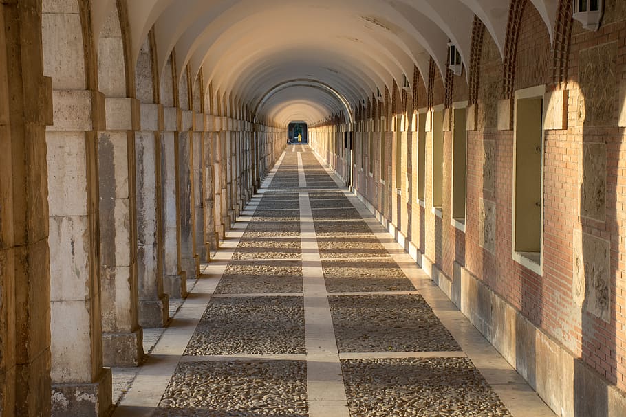aranjuez, profunditat, perspectiva, arcs, arquitectura, fons, estructura, patró, passadís, columnes, geomètric, passarel·la, línies, toledo, madrid, arc, direcció, el camí a seguir, arcade, perspectiva decreixent, estructura construïda, a l'interior, edifici, columna arquitectònica, història, dia, el passat, punt de fuga, cap gent, en fila, buit, columnata, sostre, 5K