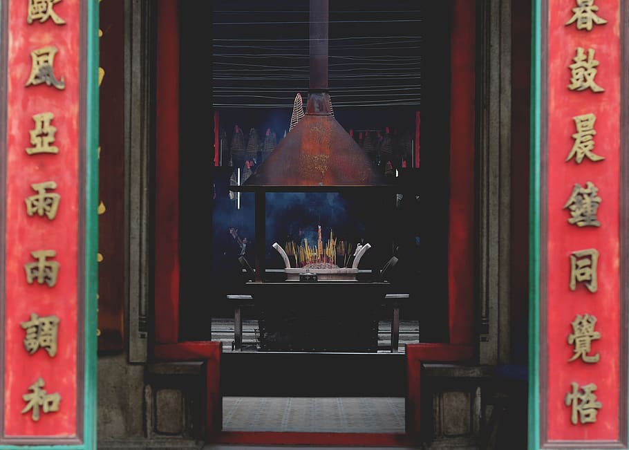 kanji, text, paret, humà, persona, gent, llar de foc, arquitectura, adoració, temple, edifici, chùa bà thiên hậu, vietnam, santuari, etapa, altar, il·luminació, disseny d'interiors, habitació, a l'interior, menjador, gris, cap gent, lloc de culte, cremant, vermell, espiritualitat, creença, religió, calor - temperatura, estructura construïda, material de fusta, il·luminat, comunicació, 4K
