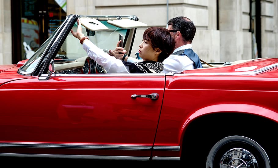 dos, persona, muntar a cavall, vermell, coupe, humà, gent, automòbil, convertible, cotxe, vehicle, transport, Regne Unit, Londres, gran carrer de Marlborough, a l'interior, aula, habitació, pneumàtic, conduir, cabell, tall de cabell, mà, cotxe antic, manera de transport, dues persones, homes, persones reals, estils de vida, dones, adult, vehicle terrestre, emoció, dia, amor, emoció positiva, assegut, activitat d'oci, parella - relació, a l'aire lliure, 4K