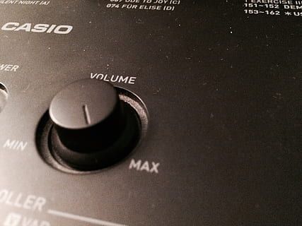 testo, musicale, il giro, cerchio, comporre, pulsante, sfocatura, grigio, chiave, minimalista, semplice, bianco e nero, nero, zoom, vicino, ampiezza, ambientazione, canzone, musica, tecnologia, equipaggiamento audio, attrezzatura per la registrazione del suono, avvicinamento, nessuno, controllo, amplificatore, attrezzatura, cultura artistica e intrattenimento, mixer audio, comunicazione, pomello, strumento musicale, rumore, in casa, sceneggiatura occidentale, studio di registrazione, colore nero, materiale elettrico, miscelazione, 2K, CC0, dominio pubblico, privo di copyright
