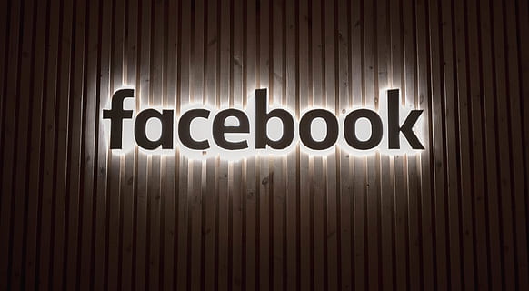 Facebook Wanddekoration, Text, keine Leute, Kommunikation, drinnen, westliche Schrift, Nahansicht, kopieren sie platz, Hintergründe, Geschäft, Zeichen, Studioaufnahme, Lichtanlage, Großbuchstabe, einzelnes Wort, Eingang, schwarze Farbe, Scheinwerfer, Informationsmedium, Erfolg, 4K, CC0, gemeinfrei, lizenzfrei