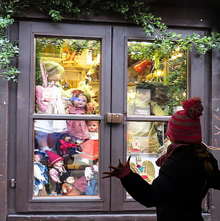 regalo, Navidad, objeto, higo, figura, juguete, relleno, humano, actividad, ventana, material de vidrio, una persona, transparente, gente real, estilos de vida, día, planta, exterior del edificio, arquitectura, reflexión, representación humana, actividad de ocio, representación, estructura construida, al aire libre, creatividad, Arte y artesanía, Entrada, 1080P, CC0, dominio público, libre de derechos