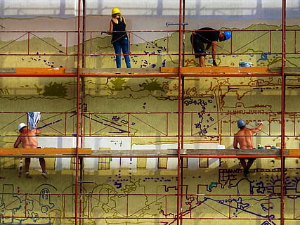 quattro, persone che dipingono muro, impalcatura, costruzione, luce del giorno, gruppo, caschi, uomini, all'aperto, persone, arte di strada, parete, indossare, donna, lavoro, gruppo di persone, lunghezza intera, sport, architettura, in casa, persone reali, stili di vita, adulto, carta geografica, vista dall'alto, giorno, seduta, esercizio, numero, attività di svago, uno stile di vita sano, maschi, sforzo, 5K, CC0, dominio pubblico, privo di copyright