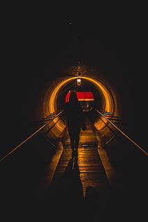 mona, luce, ombra, mezzi di trasporto, lunghezza intera, una persona, illuminato, persone reali, la strada davanti, tunnel, direzione, architettura, movimento, viaggio, stili di vita, modo di trasporto, trasporto pubblico, uomini, in piedi, retrovisore, a piedi, trasporto ferroviario, all'aperto, traccia, prospettiva decrescente, buio, 8K, CC0, dominio pubblico, privo di copyright