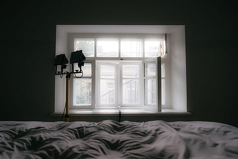 arbejdslampe, vindue, møbel, seng, indendørs, indretning, soveværelse, værelse, grå, belysning, hjemlige værelse, hjem interiør, glas - materiale, ingen mennesker, dag, tekstil, gardin, mørk, sollys, silhuet, gennemsigtig, livsstil, murbygningsfunktion, vinduesramme, elektrisk lampe, 4K, CC0, offentligt domæne, royaltyfrie