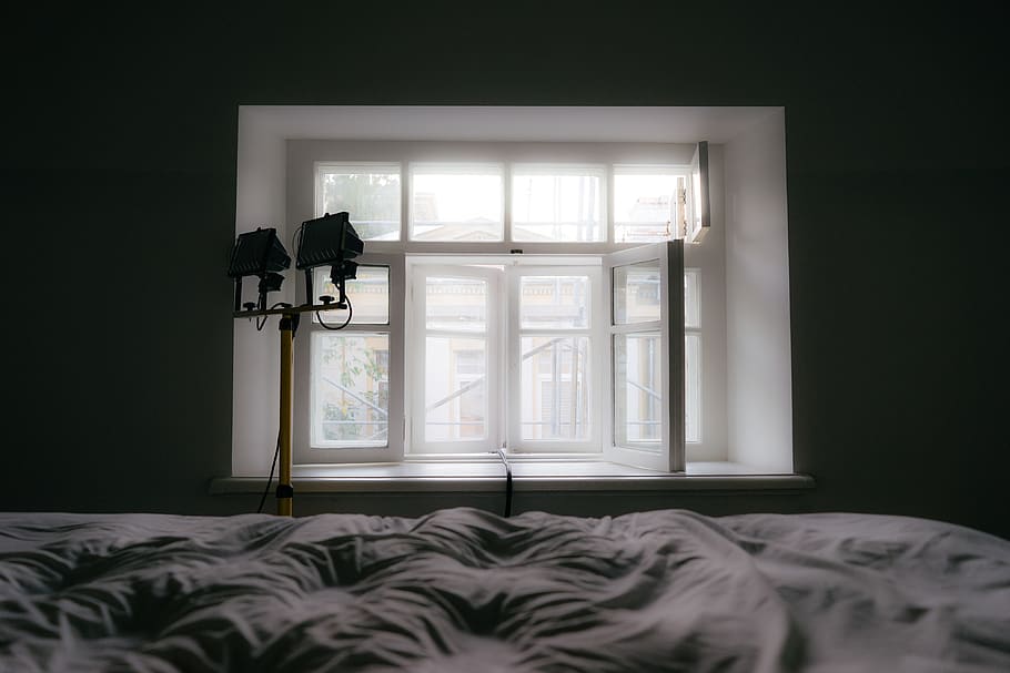 arbejdslampe, vindue, møbel, seng, indendørs, indretning, soveværelse, værelse, grå, belysning, hjemlige værelse, hjem interiør, glas - materiale, ingen mennesker, dag, tekstil, gardin, mørk, sollys, silhuet, gennemsigtig, livsstil, murbygningsfunktion, vinduesramme, elektrisk lampe, 4K