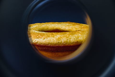 chléb, jídlo, sušenka, rosca, bagel, otvor, preclík, drdol, okénko, okno, hořčice, kulinářské, pečivo, Kobliha, dezert, koření, sezam, pudink, lívanec, pita, jídlo a pití, uvnitř, studio shot, nikdo, černé pozadí, detail, svěžest, sladké jídlo, přímo nad, ovoce, jeden objekt, sladký, Zdravé stravování, pečený, stálý život, jednoduchost, připraven jíst, snídaně, pokušení, 2K, CC0, veřejná doména, bez autorských práv