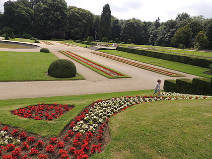 park, tráva, zelená, rostlina, strom, zelená barva, Příroda, růst, formální zahrada, den, zahrada, krása v přírodě, květ, klid, architektura, nikdo, kvetoucí rostlina, Červené, klidné scény, park - člověk dělal prostor, záhon, venku, živý plot, okrasná zahrada, zahradní cesta, 4K, CC0, veřejná doména, bez autorských práv