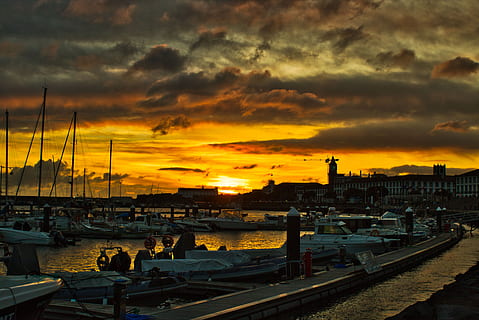 Landschaft, Sonnenuntergang, Dämmerung, eventide, Yachthafen, Boote, Segelboote, Reflexion, Wolken, Wasser, Frieden, dom, Ponta Delgada, Azoren, Makaronesien, comanche, Himmel, wolke - himmel, Wasserfahrzeug, die Architektur, Transport, festgemacht, Gebäudehülle, orange Farbe, Transportmittel, Natur, gebaute Struktur, Stadt, Hafen, Meer, Schönheit in der Natur, Dramatischer Himmel, Reiseziele, Segelboot, draußen, keine Leute, Stadtbild, 5K, CC0, gemeinfrei, lizenzfrei
