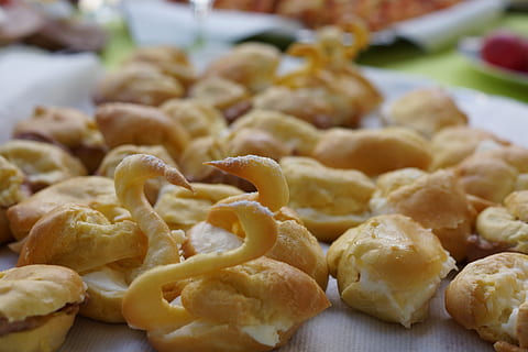 Süßigkeiten, Puff, Essen und Trinken, Lebensmittel, Frische, Nahansicht, Fokus auf den Vordergrund, drinnen, keine Leute, fertig für den Verzehr, Stillleben, große gruppe von gegenständen, Genuss, gesundes Essen, Teller, Tabelle, Süßes Essen, Snack, Fülle, selektiver Fokus, Wohlbefinden, chinesisches Essen, Versuchung, Tablett, 5K, CC0, gemeinfrei, lizenzfrei