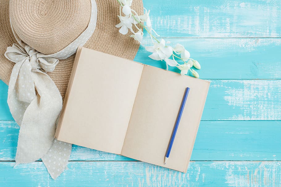blanc, quadern, blau, llapis, arc, concepte, disseny, flors, des de dalt, barret, a l'interior, orquídies, pàgina, cinta, fusta, regal, cinta: objectes de cosir, paper, celebració, festa, llaç de llaç, cap gent, natura morta, regal de Nadal, còpia espai, tir de l'estudi, directament a sobre, material de fusta, vista d’angle alt, Caixa de regal, caixa-contenidor, paquet, color turquesa, fons blau, 5K