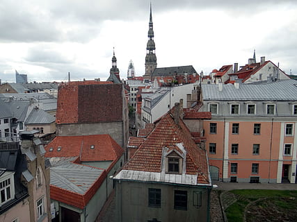 Altstadt Riga, Stadt, Dorf, die Architektur, Gebäudehülle, gebaute Struktur, Gebäude, wolke - himmel, Himmel, Stadt, Dach, Wohngegend, Turm, keine Leute, Natur, Tag, Haus, draußen, große Höhe, Fenster, Reiseziele, Stadtbild, 2K, CC0, gemeinfrei, lizenzfrei