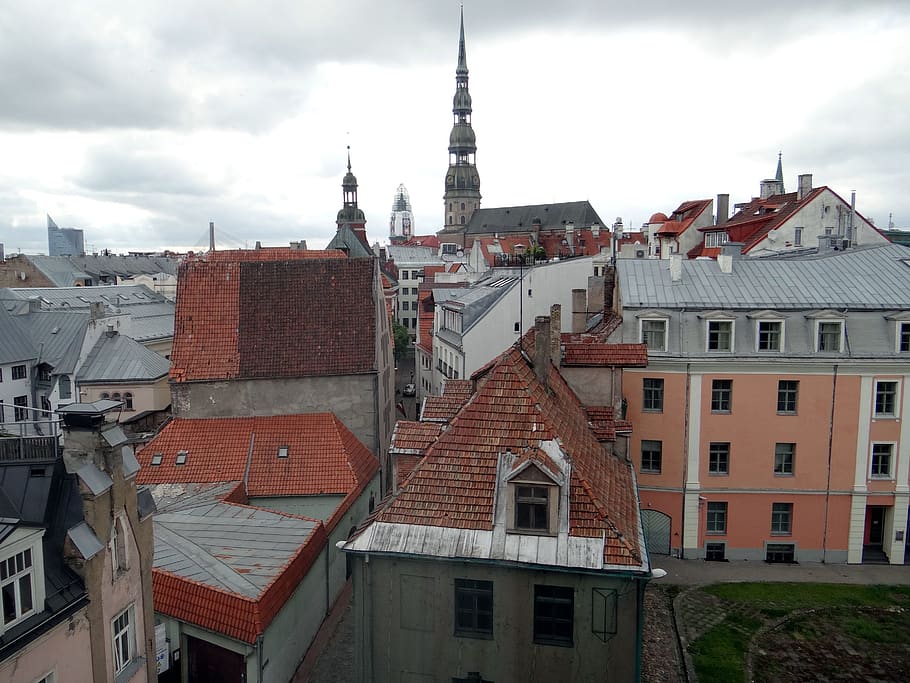 Altstadt Riga, Stadt, Dorf, die Architektur, Gebäudehülle, gebaute Struktur, Gebäude, wolke - himmel, Himmel, Stadt, Dach, Wohngegend, Turm, keine Leute, Natur, Tag, Haus, draußen, große Höhe, Fenster, Reiseziele, Stadtbild, 2K