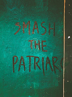 verd, fons, superposició de text, protesta, patriarcat, text, guió occidental, comunicació, cap gent, lletra majúscula, missatge, primer pla, escriure, funció de construcció de parets, escriptura a mà, grolleria, informació, signe, blau, graffiti, color verd, a l'interior, arquitectura, emoció, 4K, CC0, domini públic, lliure de regalies