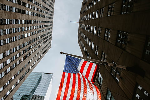 flag af u.s.a, flag, bygning, himmel, arkitektur, vindue, kigger op, Amerika, Forenede Stater, sollys, by, by-, USA, Manhattan, new york, New York City, manhattan - new york city, amerikansk flag, skyskraber, bygning udvendig, new york state, ingen mennesker, bygget struktur, downtown distriktet, urban scene, kontorbygning, patriotisme, udendørs, amerikansk kultur, dag, forretning, rød, 5K, CC0, offentligt domæne, royaltyfrie