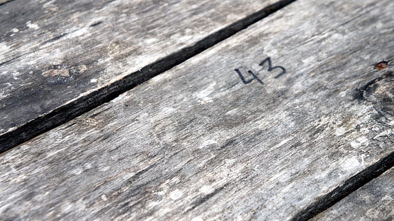 fusta, taula, ural, textura, primer pla, cap gent, material de fusta, dia, aspre, fons, vista d’angle alt, a l'aire lliure, marc complet, enfocament selectiu, patró, tauler, nombre, text, metall, naturalesa, resistent, llum solar, gra de fusta, 4K, CC0, domini públic, lliure de regalies