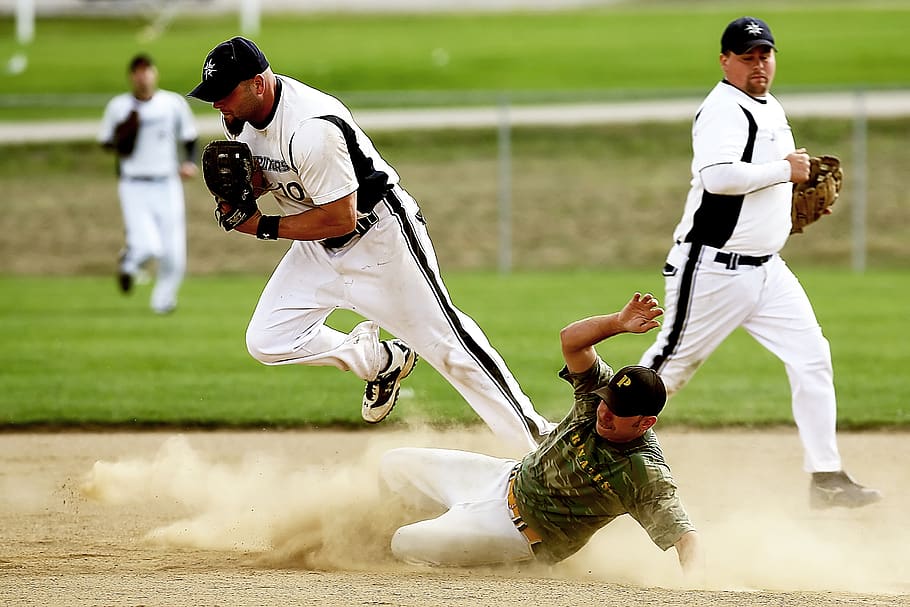 baseball kamp, handling, atleter, basen, baseball, sløring, smuds, støv, spil, handsker, græs, hit, indmarken, mand, mennesker, Spille, spiller, glide, softball, sport, sportsplads, hold, uniform, bevægelse, hanner, konkurrence, herrer, hjelm, tøj, aktivitet, sportshold, fuld længde, to personer, beskyttelse, konkurrencedygtig sport, sikkerhed, forsvare, sportsudstyr, unge mænd, livsstil, rammer, teenager, 2K