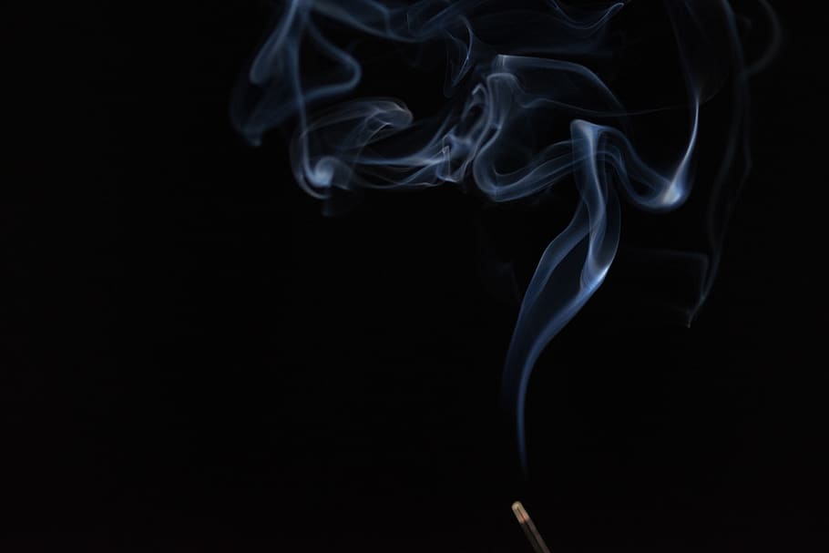 fum de pal d'encens, fum - estructura física, fons negre, tir de l'estudi, moviment, resum, remolí, còpia espai, a l'interior, patró, cap gent, cremant, canvi de forma, encens, primer pla, blau, que flueix, naturalesa, Color blanc, corba, agitant, lleuger, suavitat, lluminositat, 4K