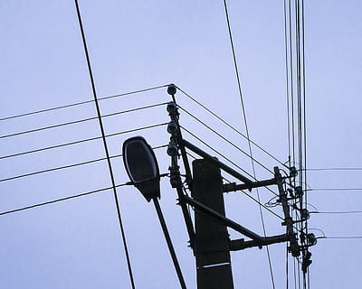 França, cholet, chuva, nuvem, cidade, cabo, céu, rua, caminhar, chuvoso, eletricidade, tecnologia, conexão, visão de baixo ângulo, fonte de energia, pilão de eletricidade, geração de combustível e energia, linha de energia, comunicação, ninguém, natureza, equipamento de iluminação, iluminação pública, Linha de telefone, céu limpo, pólo, complexidade, placa, ao ar livre, leve, equipamento elétrico, 2K, CC0, domínio público, royalty free
