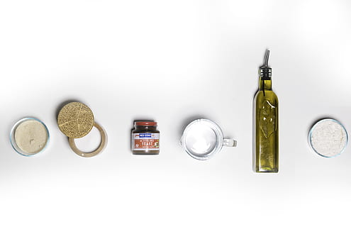 ingredienser, bord, baking, matlaging, sukker, gjær, salt, olje, blomst, flatt legg, kjøkken, spise, mat, brød, kokk, bake, mel, vann, ingrediens, flaske, medisin, helsevesen og medisin, friskhet, drikke, kapsel, bakgrunn, pille, hvit, nærbilde, glass - materiale, vitamin, enkelt objekt, ingen folk, sunn livsstil, væske, apotek, 2K, CC0, offentlig domene, opphavsrett gratis