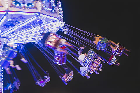 veelkleurige carrousel, zwarte achtergrond, studio opname, technologie, geen mensen, grote groep objecten, binnenshuis, blauw, variatie, communicatie, Draadloze technologie, keuze, hoge hoekmening, computer, verlicht, internet, verbinding, computerkabel, computerapparatuur, stilleven, nachtleven, 5K, CC0, publiek domein, royaltyvrij