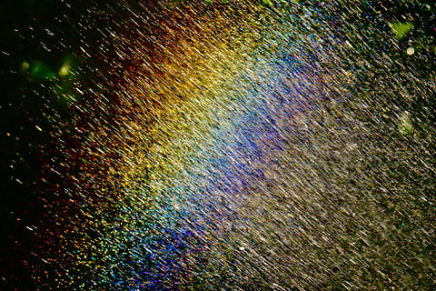 papel tapiz digital abstracto, fotograma completo, multi color, nadie, modelo, antecedentes, mojado, texturizado, agua, de cerca, naturaleza, lluvia, adentro, soltar, resumen, transparente, material de vidrio, día, gota de agua, vaso, temporada de lluvias, 2K, CC0, dominio público, libre de derechos