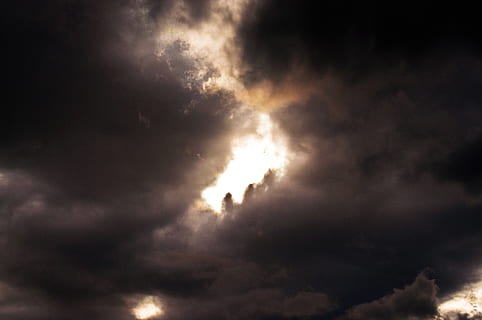 tordenvejr, skyer, himmel, sort, mørk, glød, sol, dramatisk, humør, mystisk, naturens kraft, truende, storm, sommer tordenvejr, regn, skybrud, vejrstemning, frem, sky - himmel, skønhed i naturen, natur, cloudscape, scenics - natur, overskyet, lav vinkel visning, dramatisk himmel, ro, ingen mennesker, storm sky, nat, udendørs, majestætisk, ildevarslende, meteorologi, 4K, CC0, offentligt domæne, royaltyfrie