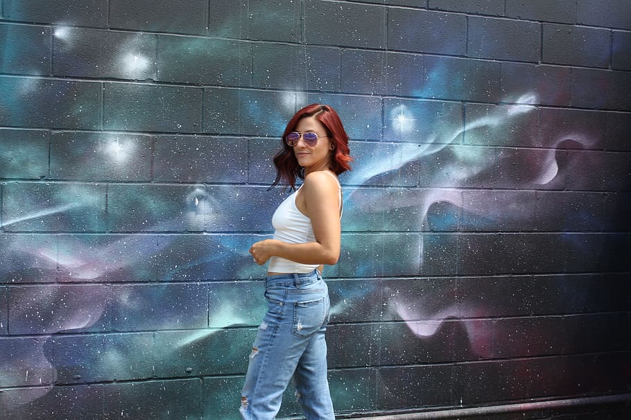 Canada, windsor, graffiti, kunst, canadiske piger, mor bod stolt, wallmural, aviator solbriller, sol, amatørfotografering, galakse, rødt hår, gadekunst, en person, afslappet tøj, stående, ung voksen, rigtige mennesker, murbygningsfunktion, unge kvinder, kigger på kameraet, leder, fritidsaktivitet, livsstil, Kvinder, tre kvart længde, portræt, smuk kvinde, briller, frisure, hår, overvejelse, 4K