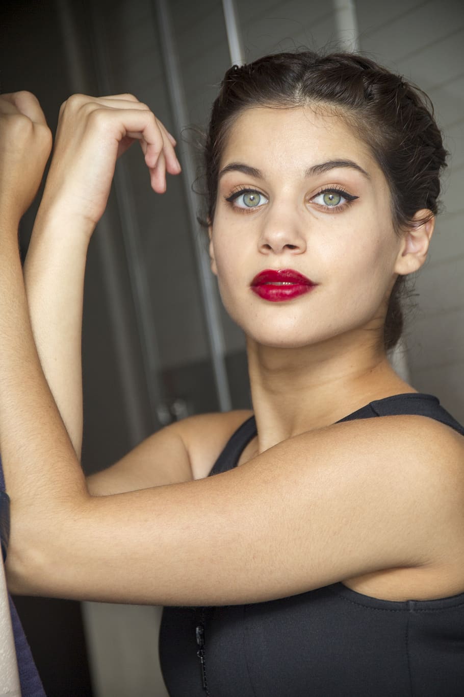 menselijk, persoon, gezicht, schoonheidsmiddelen, lippenstift, kleding, vinger, gewaad, avondjurk, japon, mode, vrouw, pols, hand-, lip-, mond, nagel, hoofd, arm, jonge volwassene, een persoon, portret, mooie vrouw, schoonheid, jonge vrouwen, binnenshuis, kijkend naar de camera, verzinnen, vooraanzicht, volwassen, echte mensen, levensstijlen, hoofdschot, 4K