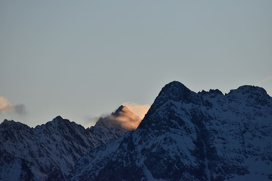 ledové horské scenérie, pohoří, Příroda, hora, venku, vrchol, švýcarské Alpy, švýcarsko, frutigen, led, sníh, astronomie, vesmír, prostor, budova, věž, kostelní věž, architektura, ledovec, krása v přírodě, scenics - příroda, nebe, studená teplota, zimní, klidné scény, klid, zasněžené hory, mimoměstské scény, mrak - nebe, idylický, životní prostředí, nikdo, majestátní, západ slunce, horský vrchol, formace, 5K