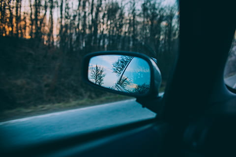sort-indrammet vingespejl, spejl, bil spejl, natur, afspejling, himmel, rejse, vej, bil, tur, gade, tilbehør, solbriller, sfære, træ, redwood, plante, sweater, tøj, hættetrøje, glas - materiale, tæt på, motor køretøj, transportform, land køretøj, transportmidler, bakspejl, dag, køretøj interiør, sidespejl, gennemsigtig, en person, briller, udendørs, bil interiør, køretøj spejl, 4K, CC0, offentligt domæne, royaltyfrie