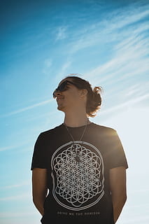 Mann, Stehen, Hände, zurück, Person, Mensch, Menschen, Südafrika, Melkbosstrand, Kapstadt, Badebekleidung, maillot, Kleidung, T-Shirt, Hemd, Jersey, Freizeitaktivitäten, Gesicht, Himmel, eine Person, Lebensstile, echte Menschen, Freizeitbeschäftigung, junger Erwachsener, suchen, Vorderansicht, Tag, Taille hoch, Flachwinkelansicht, Natur, Wegschauen, junge Männer, Legere Kleidung, wolke - himmel, Sonnenlicht, draußen, Betrachtung, Teenager, 5K, CC0, gemeinfrei, lizenzfrei