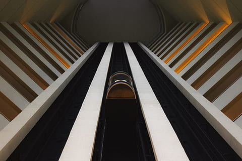 nízký, úhlové fotografování, budova, interiér, výtah, struktura, moderní design, futuristický, městský, město, architektura, světlo, stín, vzhlížet, abstraktní, manau, futurista, budoucnost, hotel, uvnitř, moderní, přeprava, jezdící schody, nikdo, stanice metra, schodiště, stavba, městské scény, stanice, technologie, podnikání, ocel, 4K, CC0, veřejná doména, bez autorských práv
