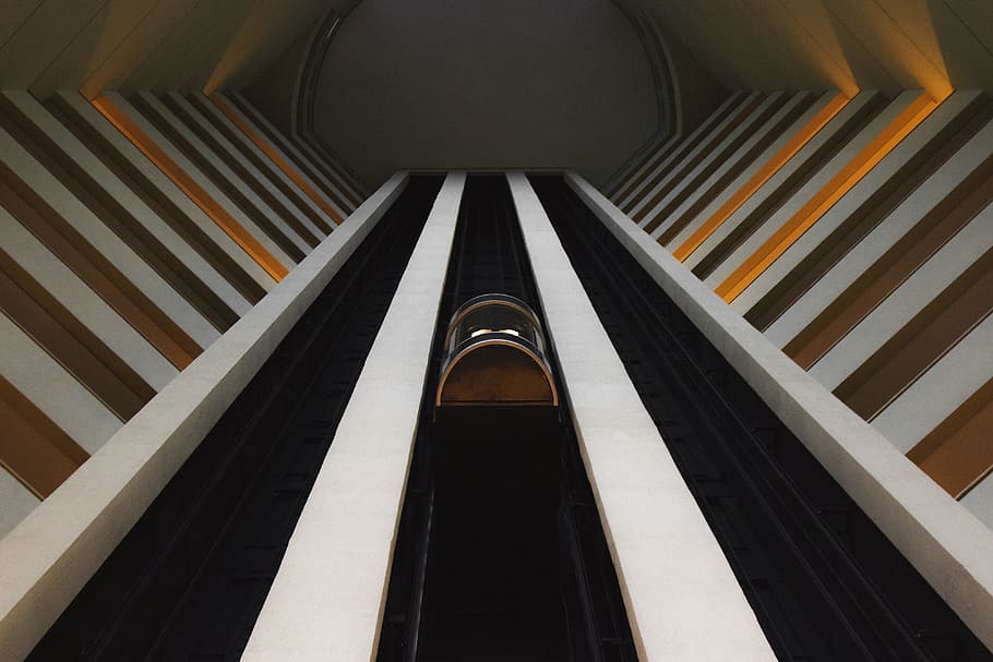 nízký, úhlové fotografování, budova, interiér, výtah, struktura, moderní design, futuristický, městský, město, architektura, světlo, stín, vzhlížet, abstraktní, manau, futurista, budoucnost, hotel, uvnitř, moderní, přeprava, jezdící schody, nikdo, stanice metra, schodiště, stavba, městské scény, stanice, technologie, podnikání, ocel, 4K
