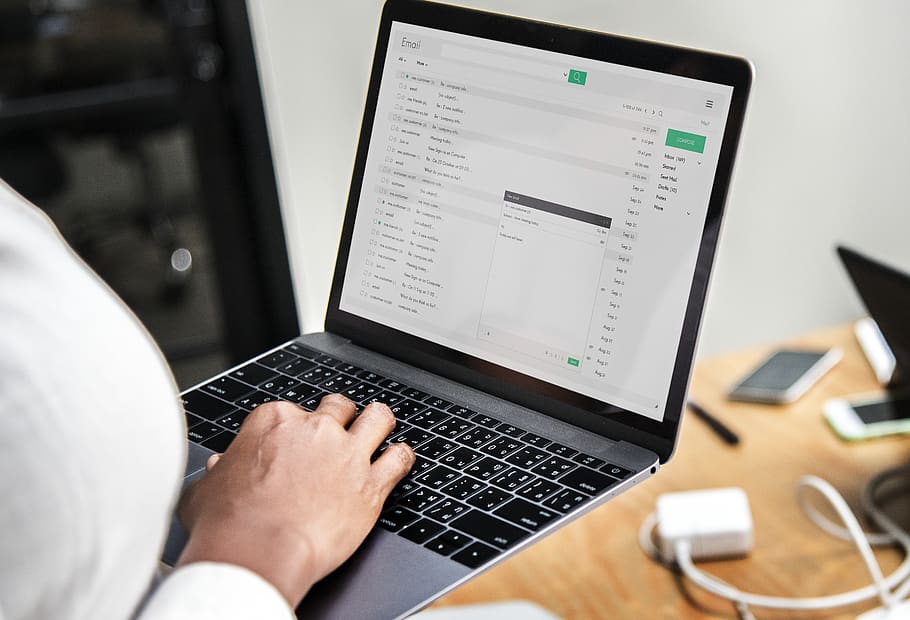 persona che utilizza computer portatile, caricabatterie, avvicinamento, dati, dispositivo, elettricità, elettronica, in casa, Internet, tastiera, il computer portatile, moderno, Rete, persona, Telefono, portatile, schermo, tecnologia, digitando, lavoro, tecnologia wireless, computer, comunicazione, connessione, una persona, mano umana, mano, parte del corpo umano, attività commerciale, adulto, tavolo, usando il portatile, mobilia, rete di computer, 2K