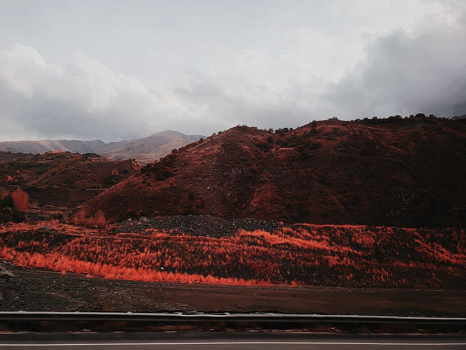 Berg, gefüllt, Bäume, Landschaft, Natur, Wolke, draußen, Fernweh, Tierwelt, Straße, rot, Wanderung, Abenteuer, erkunden, fallen, Orange, Lehm, Eisen, wolke - himmel, Himmel, Schönheit in der Natur, Umgebung, Szenen - Natur, Nicht-städtische Szene, keine Leute, ruhige Szene, Ruhe, Tag, Land, idyllisch, Fernbedienung, physische Geographie, Pflanze, Rock, Formation, 4K