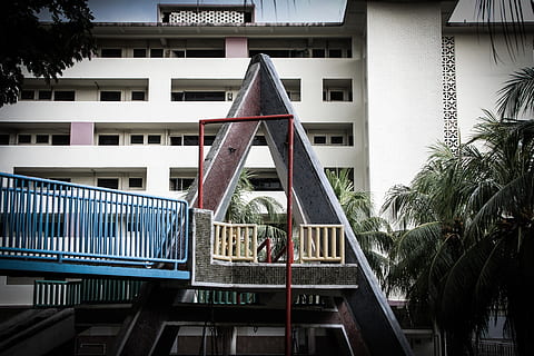 triangolo, terreno di gioco, Vintage ▾, retrò, nostalgia, abbandonato, nostalgico, vecchio, edificio per uffici, costruzione, alloggiamento, ringhiera, corrimano, Quartiere, urbano, balcone, finestra, condominio, giardino, struttura costruita, architettura, esterno dell'edificio, albero, pianta, natura, giorno, nessuno, quartiere residenziale, città, all'aperto, Palma, Casa, clima tropicale, crescita, legno - materiale, attrezzature da gioco all'aperto, 4K, CC0, dominio pubblico, privo di copyright