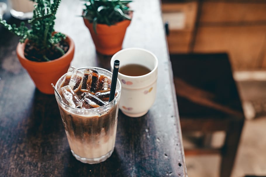 gelat, beure, vidre, begudes, esmorzar, ceràmica, xocolata, beguda freda, deliciós, copa, cubs de gel, llet, ensucrat, saborós, menjar i beguda, refresc, taula, equipament per a la llar, menjar, frescor, vista d’angle alt, material de fusta, cafè, cap gent, tassa, cafè - beguda, natura morta, a l'interior, centrar-se en primer pla, planta en test, 5K