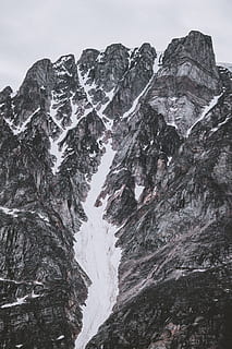snedækket bjerg, udendørs, natur, bjerg, bjergkæde, spids, plante, træ, is, sne, gran, abies, gletscher, jord, nåletræ, vinter, lavine, vegetation, Skov, hældning, kold temperatur, klippe, miljø, himmel, skønhed i naturen, bjergtop, landskab, kold, rejse, ingen mennesker, klint, rock-objekt, styrke, høj, formation, 8K, CC0, offentligt domæne, royaltyfrie