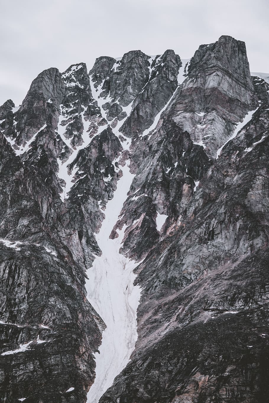 snedækket bjerg, udendørs, natur, bjerg, bjergkæde, spids, plante, træ, is, sne, gran, abies, gletscher, jord, nåletræ, vinter, lavine, vegetation, Skov, hældning, kold temperatur, klippe, miljø, himmel, skønhed i naturen, bjergtop, landskab, kold, rejse, ingen mennesker, klint, rock-objekt, styrke, høj, formation, 8K