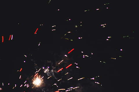 focs artificials, aleatòria, partícules, foc, amoled, sparkler, espurna, fosc, celebra, cremant, bokeh, borrós, brasa, desembre, nit, il·luminat, celebració, esdeveniment, cultura i entreteniment artístic, moviment, exposició llarga, exhibició de focs artificials, equips d’il·luminació, cap gent, moviment borrós, a l'aire lliure, llum, brillant, multicolor, llum - fenomen natural, diversió, focs artificials - objecte fet per l'home, vida nocturna, emoció, Festival, 4K, CC0, domini públic, lliure de regalies