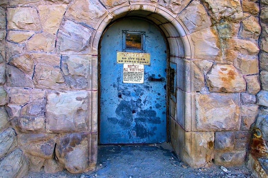 presó, porta, vell, arquitectura, bloquejat, finestra, antic museu de la presó, caseta de cérvols, montana, bloqueig, tancat, metall, pedra, entrada, seguretat, antiguitat, ferro, estructura construïda, exterior de l'edifici, edifici, funció de construcció de parets, cap gent, dia, paret, arc, resistent, paret de pedra, història, el passat, abandonat, casa, a l'aire lliure, deteriorament, arruïnat, 2K