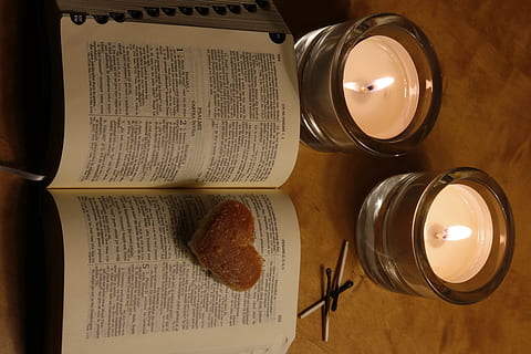 Buch, Text, Waffen, Schere, Klinge, Waffe, Feuer, Kerze, Flamme, Seite, Krug, Lebensmittel, Keramik, Fackel, Licht, Pflanzer, Vase, Pflanze, Topfpflanze, Dessert, Veröffentlichung, drinnen, High Angle View, Tabelle, beleuchtet, öffnen, Papier-, Verbrennung, direkt darüber, keine Leute, Stillleben, Nahansicht, glühend, Bildung, Teelicht, 5K, CC0, gemeinfrei, lizenzfrei