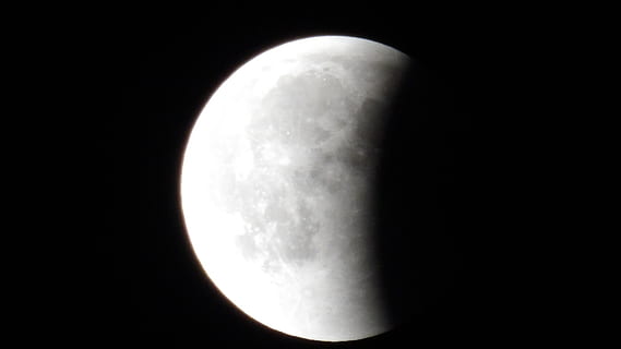 måne, nat, Athen, formørkelse, plads, astronomi, himmel, måneoverfladen, skønhed i naturen, fuldmåne, ingen mennesker, natur, mørk, planetmåne, cirkel, ro, sort farve, udendørs, form, scenics - natur, måneskin, videnskab, sort baggrund, astrologi, 4K, CC0, offentligt domæne, royaltyfrie
