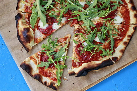 Peperoni Pizza, Pizza, Essen und Trinken, Lebensmittel, ungesunde Ernährung, Frische, Tabelle, drinnen, Fast Food, fertig für den Verzehr, High Angle View, italienisches Essen, Blatt, keine Leute, Stillleben, Pflanzenteil, Nahansicht, Genuss, Kraut, Scheibe, Milchprodukt, Snack, Essen herausnehmen, Versuchung, 5K, CC0, gemeinfrei, lizenzfrei