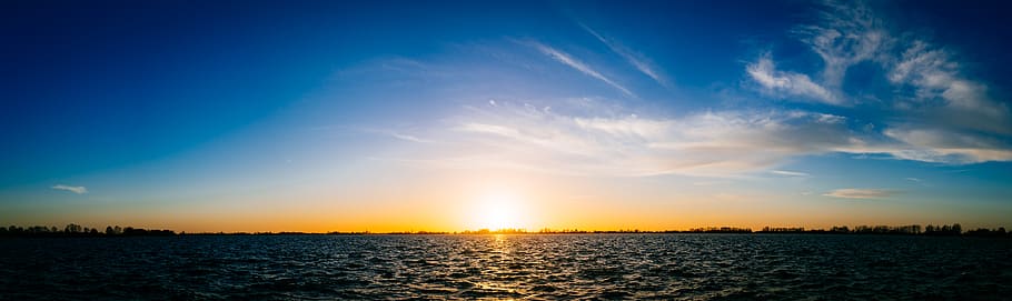 posta de sol sobre el mar, núvols, panorama, panoràmica, cel, posta de sol, aigua, horitzó, tranquil·litat, mar, núvol - cel, blau, escenics - natura, escena tranquil·la, llum solar, horitzó urbà, naturalesa, bellesa a la natura, sol, cap gent, cel dramàtic, raig de sol, horitzó sobre l’aigua, fosc, a l'aire lliure, 8K